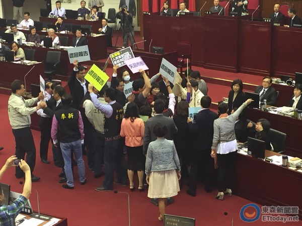 國民黨議員高舉標語,并將柯文哲的施政報告退回。(圖片來源:臺灣東森新聞) 國民黨議員高舉標語,并將柯文哲的施政報告退回。(圖片來源:臺灣東森新聞)