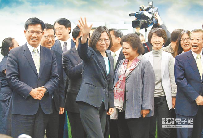 ���M�h15����ʽ�����h��ϯ��Ӣ�Ğ����M�h2016�ꅢ�x������Ӣ�ģ��У��l�����󣬓]����ý�w����