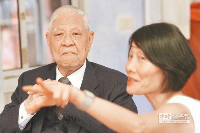 李登輝表示,他也不清楚蔡英文如何“維持現(xiàn)狀” 李登輝表示,他也不清楚蔡英文如何“維持現(xiàn)狀”