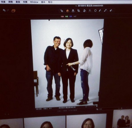 蔡英文訪美前趕拍選舉定裝照 大學教授在旁“逗笑” 蔡英文訪美前趕拍選舉定裝照 大學教授在旁“逗笑”