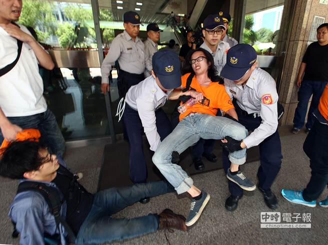 臺灣高速公路收費員占領“人事總處”抗議 臺灣高速公路收費員占領“人事總處”抗議