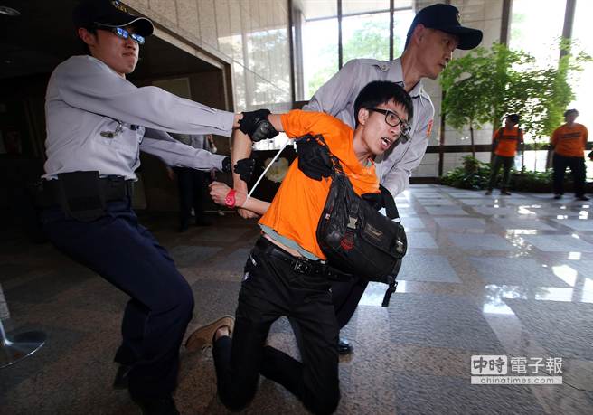 臺灣高速公路收費員占領“人事總處”抗議 臺灣高速公路收費員占領“人事總處”抗議