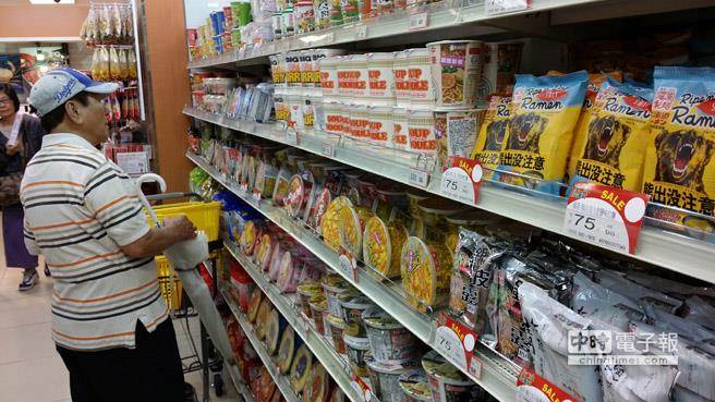 臺灣要求15日起,東京都、靜岡縣等地區(qū)逾800項(xiàng)“高風(fēng)險(xiǎn)產(chǎn)品”要附輻射檢測證明,但日方盼延后實(shí)施,雙方協(xié)商破局,日本食品停止輸臺。(中時(shí)報(bào)系資料圖) 臺灣要求15日起,東京都、靜岡縣等地區(qū)逾800項(xiàng)“高風(fēng)險(xiǎn)產(chǎn)品”要附輻射檢測證明,但日方盼延后實(shí)施,雙方協(xié)商破局,日本食品停止輸臺。(中時(shí)報(bào)系資料圖)