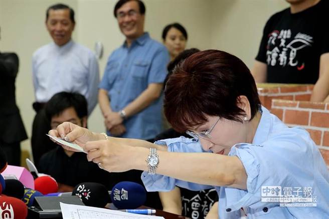 洪秀柱“畢恭畢敬”地將700萬支票雙手奉上,坦言手會發抖 洪秀柱“畢恭畢敬”地將700萬支票雙手奉上,坦言手會發抖