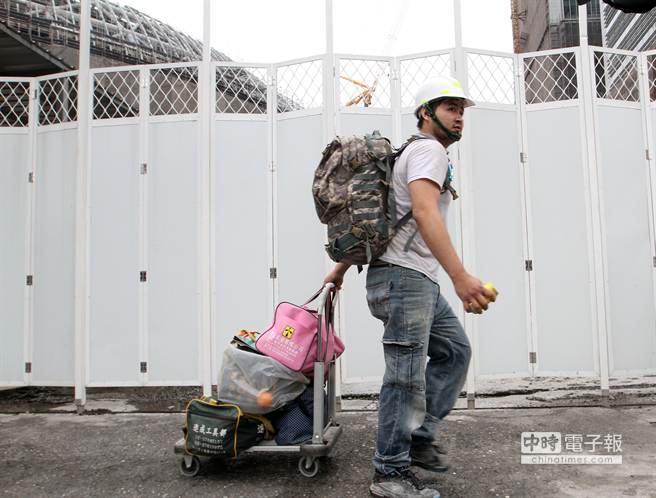 遠雄企業團21日緊急會商決定,大巨蛋即刻起全面停工,工作人員陸續離開大巨蛋工地。(中時電子報圖 陳信翰攝) 遠雄企業團21日緊急會商決定,大巨蛋即刻起全面停工,工作人員陸續離開大巨蛋工地。(中時電子報圖 陳信翰攝)