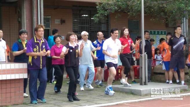 馬英九和小學學童一起跳健康操 馬英九和小學學童一起跳健康操