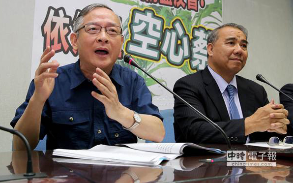 “藍(lán)委”林郁方(左)批評(píng)蔡英文的“國(guó)防藍(lán)皮書”是夸大不實(shí)、打高空。右為國(guó)民黨團(tuán)書記長(zhǎng)廖國(guó)棟 “藍(lán)委”林郁方(左)批評(píng)蔡英文的“國(guó)防藍(lán)皮書”是夸大不實(shí)、打高空。右為國(guó)民黨團(tuán)書記長(zhǎng)廖國(guó)棟
