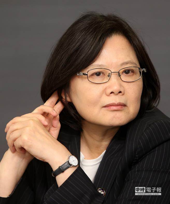 臺媒:兩岸維持現(xiàn)狀 蔡英文只出一張嘴(圖) 臺媒:兩岸維持現(xiàn)狀 蔡英文只出一張嘴(圖)