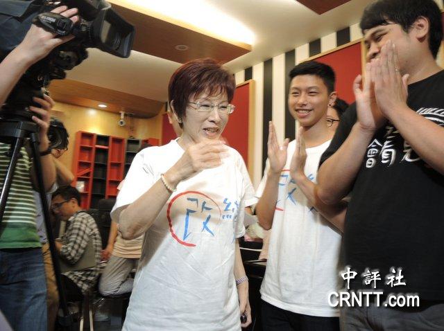 洪秀柱錄競選歌曲 自嘲一脫鞋就矮了半截(圖) 洪秀柱錄競選歌曲 自嘲一脫鞋就矮了半截(圖)