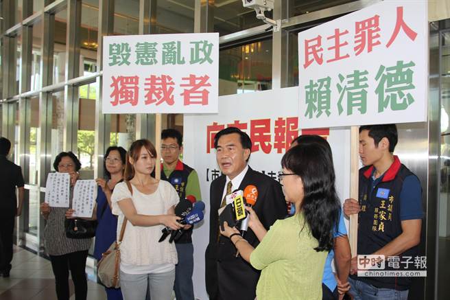 賴清德不入議會再遭批 議員撕毀施政報告喊獨裁 賴清德不入議會再遭批 議員撕毀施政報告喊獨裁