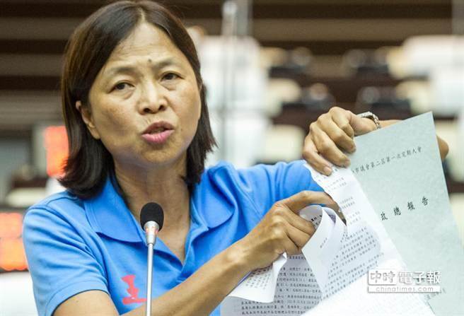 賴清德不入議會再遭批 議員撕毀施政報告喊獨裁 賴清德不入議會再遭批 議員撕毀施政報告喊獨裁