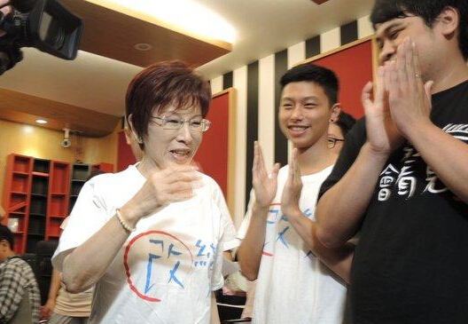 蔡英文開始征集競選歌曲,洪秀柱昨天已錄完。(網絡圖) 蔡英文開始征集競選歌曲,洪秀柱昨天已錄完。(網絡圖)