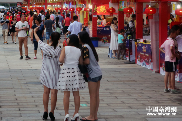 �ڰ���һ������֮�����ɰ���ɫ�R��ӿ�F(xi��n)����ʳ�������Ї��_���W(w��ng) �ν��� �z��