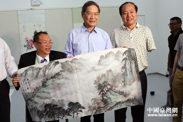 臺灣殘障書畫家陳土金(左一)和大陸口書藝術家李墨奇將共同完成的書畫作品 臺灣殘障書畫家陳土金(左一)和大陸口書藝術家李墨奇將共同完成的書畫作品