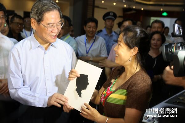 自安徽的劉曉川現場剪紙贈送給中共中央臺辦、國務院臺辦主任張志軍。 自安徽的劉曉川現場剪紙贈送給中共中央臺辦、國務院臺辦主任張志軍。