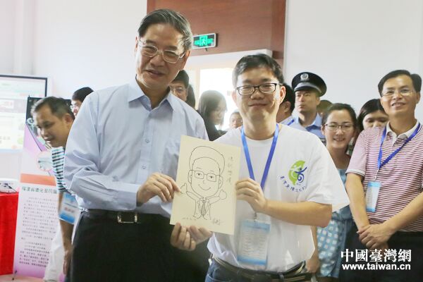 臺灣聽障人士朱建安現場速畫肖像送給中共中央臺辦、國務院臺辦主任張志軍。 臺灣聽障人士朱建安現場速畫肖像送給中共中央臺辦、國務院臺辦主任張志軍。