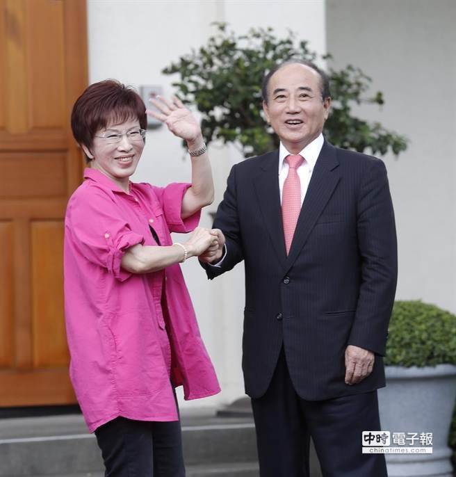 王金平握手洪秀柱 高喊:國民黨真的團結了(圖) 王金平握手洪秀柱 高喊:國民黨真的團結了(圖)