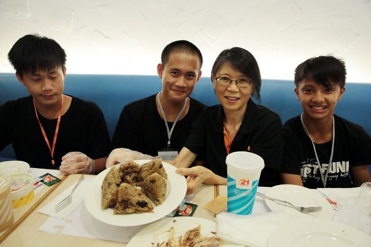 周美青端午節(jié)與資助學生聚餐 玩桌游分享人生感悟 周美青端午節(jié)與資助學生聚餐 玩桌游分享人生感悟