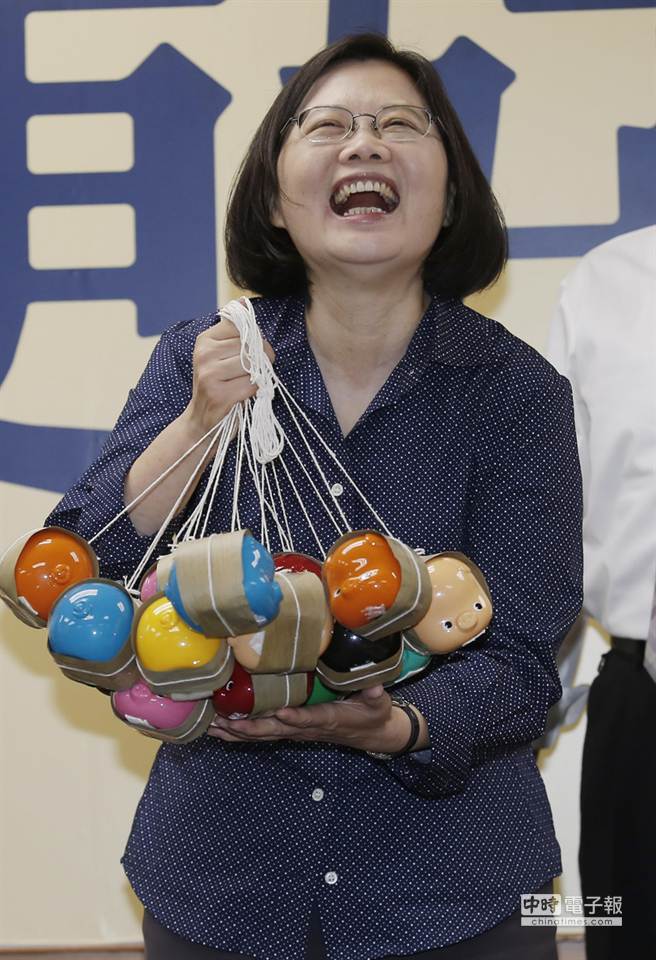 臺灣作家酸蔡英文“富二代”:別讓英文不開心 臺灣作家酸蔡英文“富二代”:別讓英文不開心