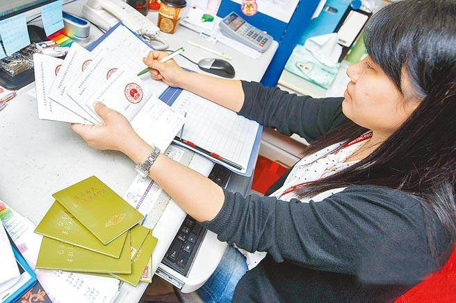 圖為旅行社辦理臺胞證相關手續 圖為旅行社辦理臺胞證相關手續