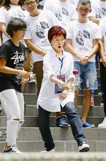 洪秀柱坦承4年前患乳癌 稱選舉不需要不擇手段(圖) 洪秀柱坦承4年前患乳癌 稱選舉不需要不擇手段(圖)