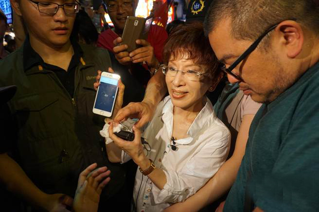 洪秀柱今晚被瑞豐夜市人潮簇擁,離開前不忘學年輕人在臉譜網打卡 洪秀柱今晚被瑞豐夜市人潮簇擁,離開前不忘學年輕人在臉譜網打卡