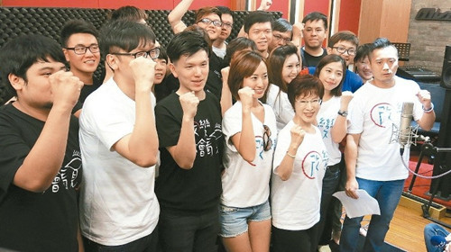 洪秀柱開展網絡空戰蔡英文搶攻超高齡團體(圖)