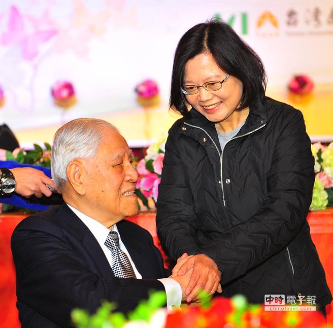圖為民進黨主席蔡英文(右)出席活動,向前李登輝(左)致意 圖為民進黨主席蔡英文(右)出席活動,向前李登輝(左)致意