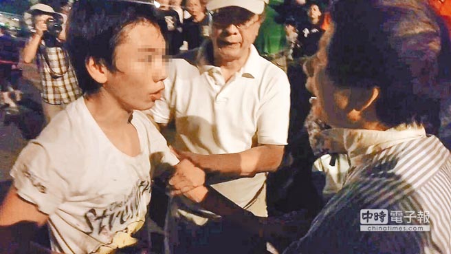 周天觀(左)不滿父親(右)要帶他離開反課綱抗?fàn)幀F(xiàn)場(chǎng),怒嗆并猛推父母。(中時(shí)電子報(bào)圖 陳鴻偉攝) 周天觀(左)不滿父親(右)要帶他離開反課綱抗?fàn)幀F(xiàn)場(chǎng),怒嗆并猛推父母。(中時(shí)電子報(bào)圖 陳鴻偉攝)