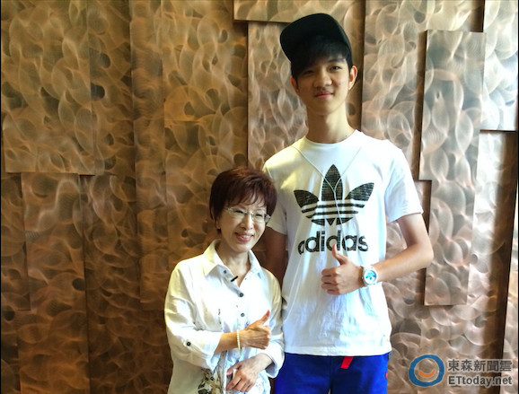 洪秀柱與身高193厘米初中生合影,展最萌“身高差” 洪秀柱與身高193厘米初中生合影,展最萌“身高差”