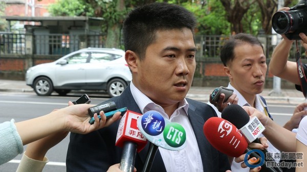 周玉蔻預(yù)告"藍(lán)委"顏寬恒將退選 對(duì)方打臉:選到底 周玉蔻預(yù)告"藍(lán)委"顏寬恒將退選 對(duì)方打臉:選到底