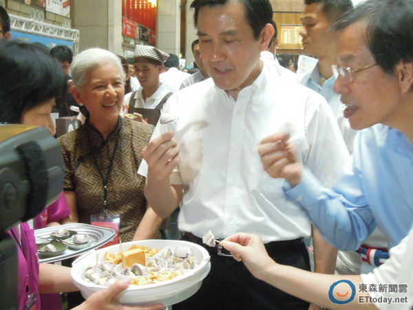 馬英九力挺愛心“庇護工廠” 現場秀手語為聽障者打氣 馬英九力挺愛心“庇護工廠” 現場秀手語為聽障者打氣