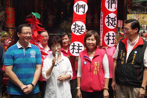 洪秀柱獲選民連夜制柱子與辣椒支持 洪秀柱獲選民連夜制柱子與辣椒支持