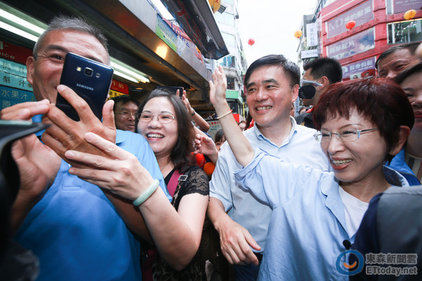 洪秀柱基隆拜票郝龍斌相陪 逛夜市人氣爆棚連吃三攤 洪秀柱基隆拜票郝龍斌相陪 逛夜市人氣爆棚連吃三攤