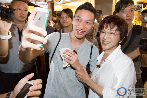 洪秀柱宜蘭夜市拜票人氣旺 民眾沿途喊“凍蒜” 洪秀柱宜蘭夜市拜票人氣旺 民眾沿途喊“凍蒜”