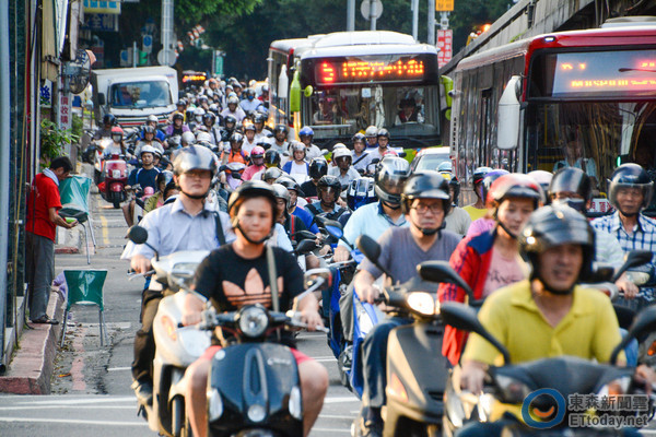 賴清德提10年內機車改電動 網友酸:除非補助5成 賴清德提10年內機車改電動 網友酸:除非補助5成