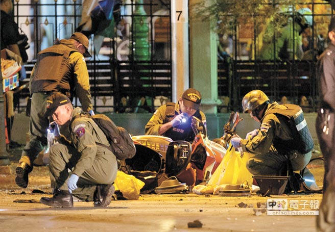 泰國首都曼谷市中心著名的四面佛附近17日晚驚傳大爆炸,多輛被燒毀的機車散落廣場上,檢警封鎖現場進行調查。(臺媒翻拍美聯社) 泰國首都曼谷市中心著名的四面佛附近17日晚驚傳大爆炸,多輛被燒毀的機車散落廣場上,檢警封鎖現場進行調查。(臺媒翻拍美聯社)