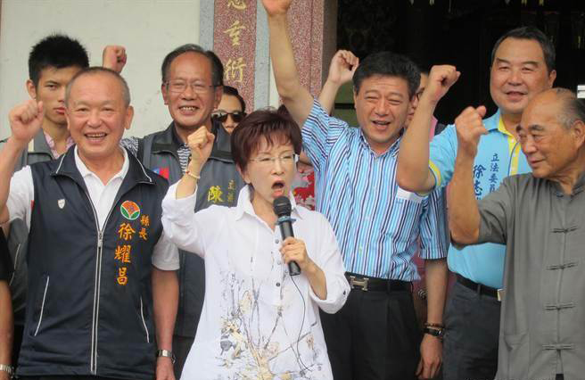 國民黨2016參選人洪秀柱今天上午前往苗栗固樁拜票,縣長徐耀昌、中常委林榮德等人均現身相挺 國民黨2016參選人洪秀柱今天上午前往苗栗固樁拜票,縣長徐耀昌、中常委林榮德等人均現身相挺