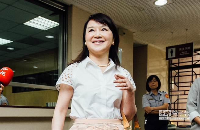 "三億男"案郭臺銘勝訴 周玉蔻判賠200萬并登報道歉 "三億男"案郭臺銘勝訴 周玉蔻判賠200萬并登報道歉