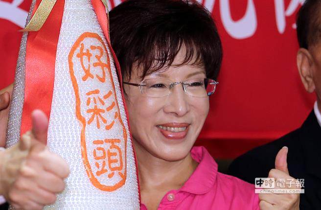 洪秀柱不管外界傳言,全力跑攤拼選戰。圖為她23日出席臺灣中醫藥學會后援會成立大會,開心與支持者送的好彩頭合影。(中時電子報 黃世麒攝) 洪秀柱不管外界傳言,全力跑攤拼選戰。圖為她23日出席臺灣中醫藥學會后援會成立大會,開心與支持者送的好彩頭合影。(中時電子報 黃世麒攝)