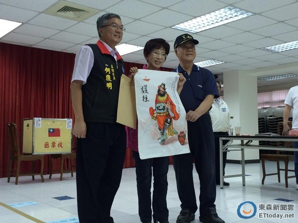 洪秀柱獲民眾贈鐘馗畫像:幫我斬妖除魔 洪秀柱獲民眾贈鐘馗畫像:幫我斬妖除魔