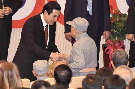 �RӢ�ų�ϯ�u��(n��i)���o(j��)���(zh��n)����70���ꡱ�cף���(d��ng)