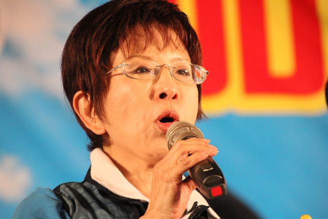 提到過世的父親,洪秀柱臉框泛紅。(圖片來源:臺(tái)灣《中時(shí)電子報(bào)》) 提到過世的父親,洪秀柱臉框泛紅。(圖片來源:臺(tái)灣《中時(shí)電子報(bào)》)