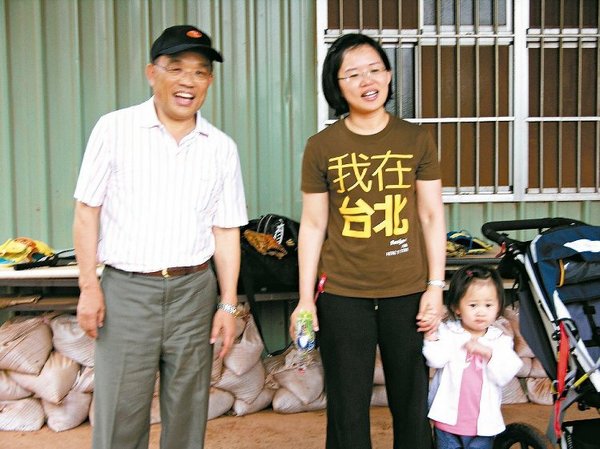 蘇貞昌父女首度同臺,托黨內人士多幫忙女兒。(網絡圖) 蘇貞昌父女首度同臺,托黨內人士多幫忙女兒。(網絡圖)