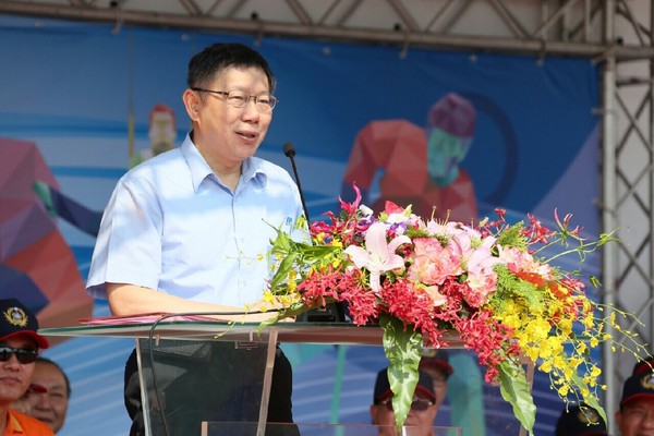 柯文哲稱藝人性感低胸裝“衣不蔽體”,遭網友調侃。(臺媒圖) 柯文哲稱藝人性感低胸裝“衣不蔽體”,遭網友調侃。(臺媒圖)