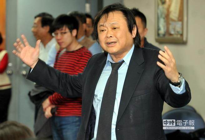 綠營議員送柯文哲《國王的新衣》 要其忘記掌聲重新開始 綠營議員送柯文哲《國王的新衣》 要其忘記掌聲重新開始