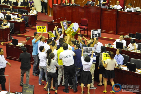 柯文哲施政延宕 因“波卡”風波遭議員輪番炮轟、杯葛 柯文哲施政延宕 因“波卡”風波遭議員輪番炮轟、杯葛