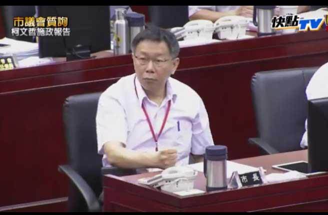 柯文哲被戳痛處拍桌離席 網友:最好不要回來 柯文哲被戳痛處拍桌離席 網友:最好不要回來