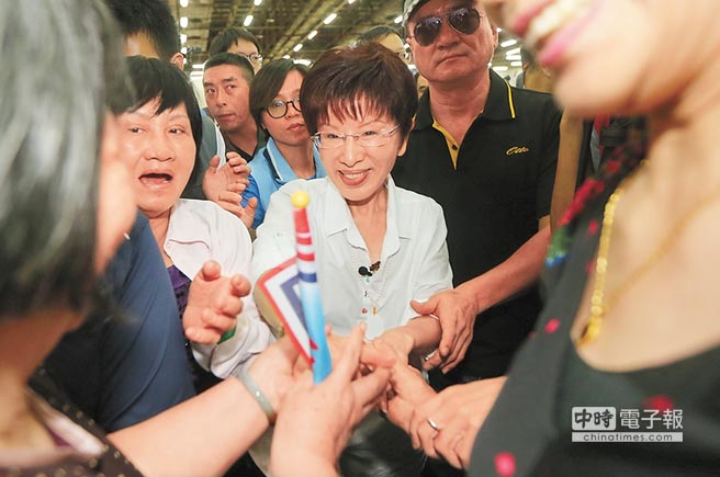 洪秀柱臺(tái)中造勢(shì) 紅黑派大佬現(xiàn)身力挺(圖) 洪秀柱臺(tái)中造勢(shì) 紅黑派大佬現(xiàn)身力挺(圖)