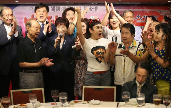 臺灣資深藝人熱烈歡迎洪秀柱小唱兩曲(圖)